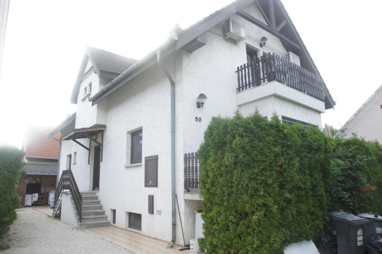 Szuzanna Fenyves Panzio Bed and Breakfast Siófok Esterno foto