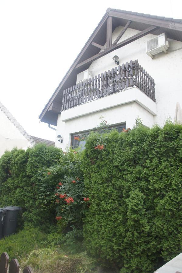 Szuzanna Fenyves Panzio Bed and Breakfast Siófok Esterno foto