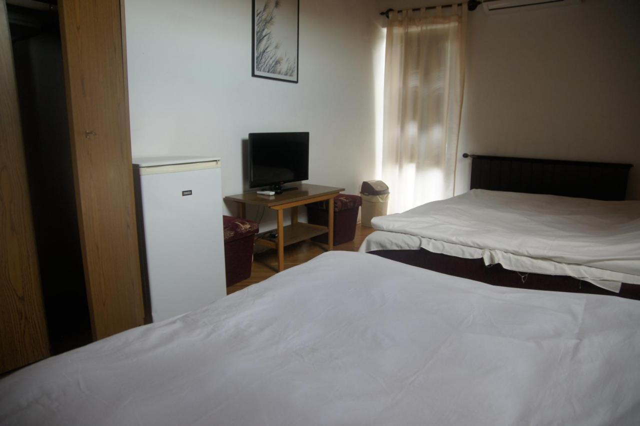 Szuzanna Fenyves Panzio Bed and Breakfast Siófok Esterno foto