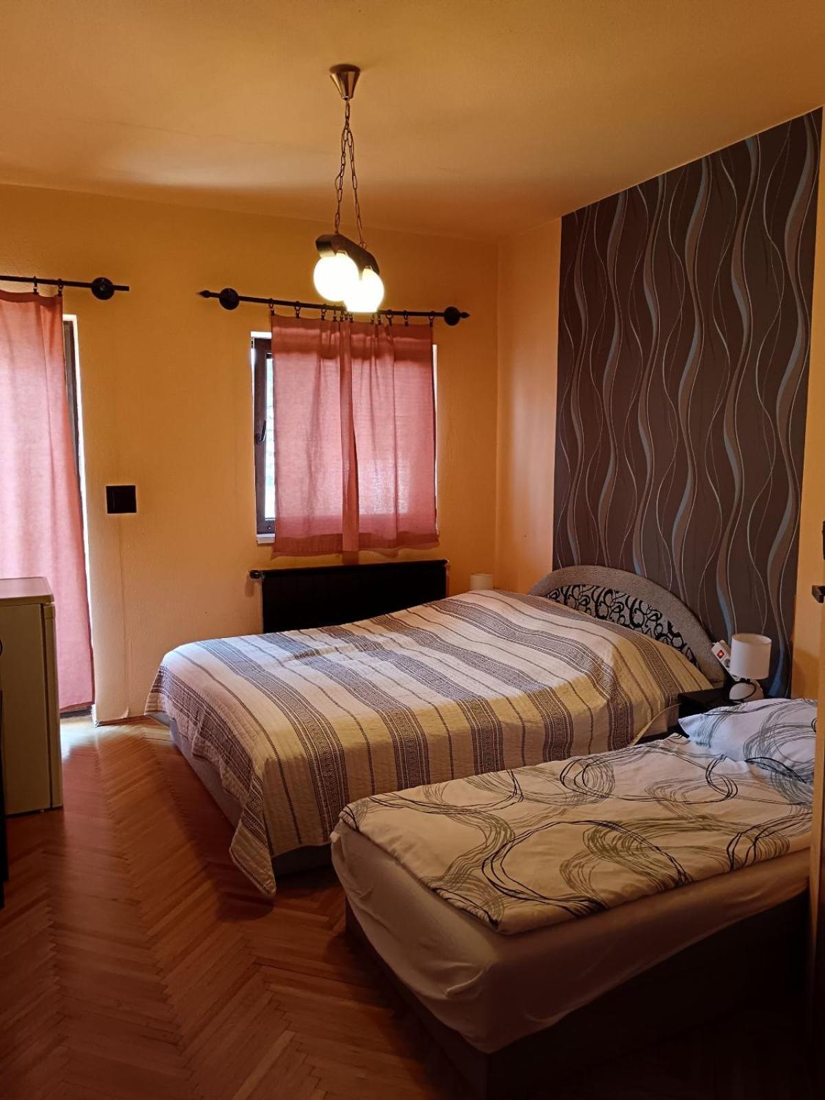 Szuzanna Fenyves Panzio Bed and Breakfast Siófok Esterno foto